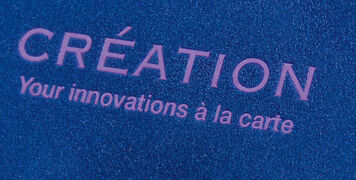 Création Samtblau auf Seidenweiss