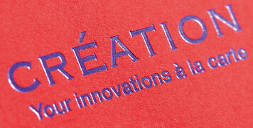 Créeation Feuerrot auf Königsblau